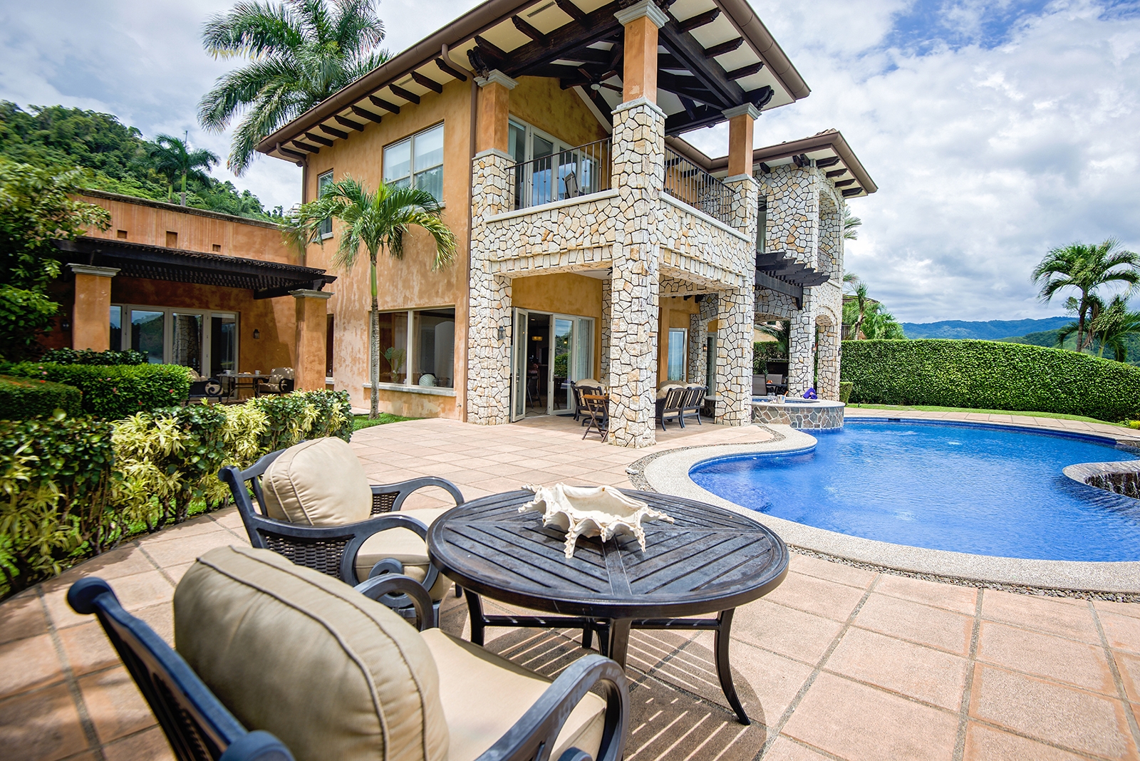 Costa Rica Luxury Life Style (b)